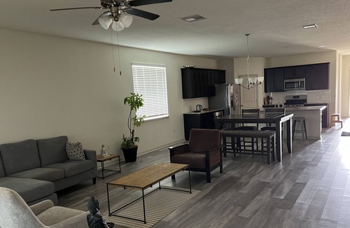 Pflugerville House | Affordable Modern Home by Lake, Food, Highways, Shopping, Trails & More 4BR/3BH