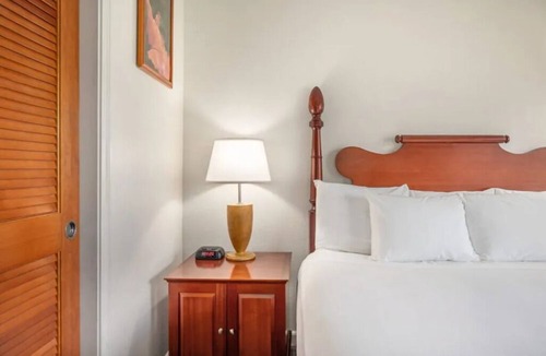 Kahului Hotel | Affordable Oceanfront Stay! Outdoor Pool, Pets are Allowed