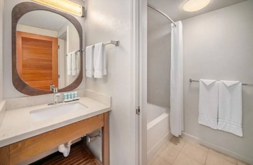 Kahului Hotel | Affordable Oceanfront Stay! Outdoor Pool, Pets are Allowed