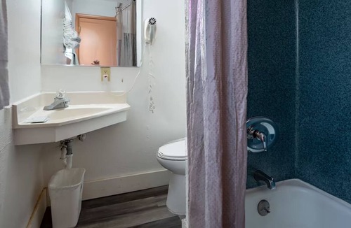 Madras Hotel | Affordable Private Room Ideal for Exploring Madras Attractions