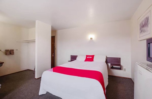 Cheyenne Wells Hotel | Affordable Queen Room Perfect for Eastern Colorado Road Trips