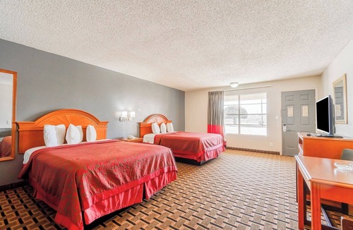 Vernon Hotel | Affordable Retreat Near Orbison Park – Pet-Friendly and Easy Parking