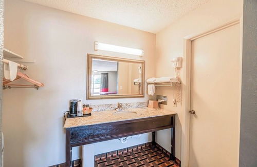 Vernon Hotel | Affordable Retreat Near Orbison Park – Pet-Friendly and Easy Parking