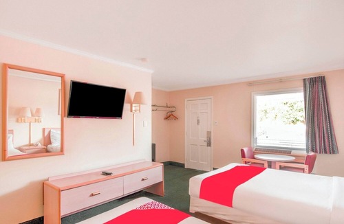 Durham Hotel | Affordable Retreat w/Private Bath + Free Parking Near Downtown Durham