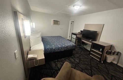 Oskaloosa Hotel | Affordable Room Minutes from Outdoor Adventures & Parks