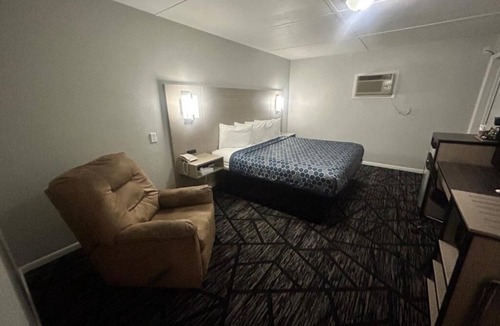 Oskaloosa Hotel | Affordable Room Minutes from Outdoor Adventures & Parks