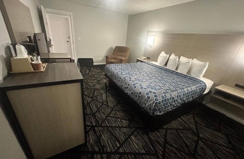 Oskaloosa Hotel | Affordable Room Minutes from Outdoor Adventures & Parks