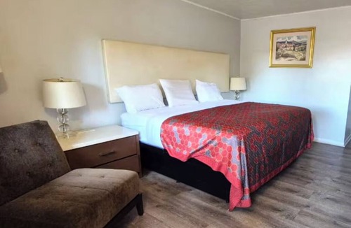 South Holland Hotel | Affordable Room Near I-94 w/Free Parking | Green Lake - 1.9 miles away