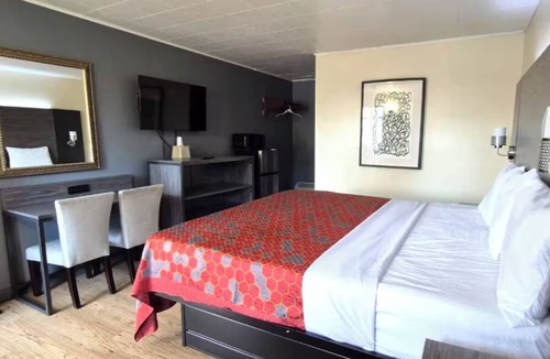 South Holland Hotel | Affordable Room Near I-94 w/Free Parking | Green Lake - 1.9 miles away