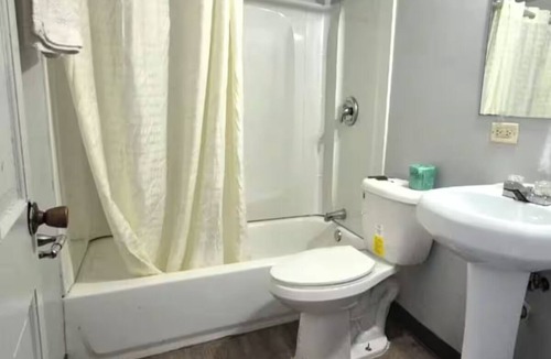 South Holland Hotel | Affordable Room Near I-94 w/Free Parking | Green Lake - 1.9 miles away