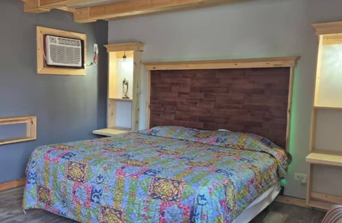 Des Plaines Hotel | Affordable Room Perfect for Short Layovers w/Free Parking & Easy Highway Access