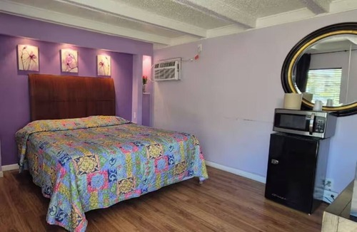 Des Plaines Hotel | Affordable Room Perfect for Short Layovers w/Free Parking & Easy Highway Access