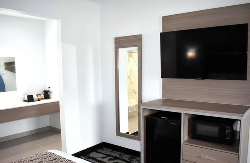Westfield Hotel | Affordable Room w/2 Queen Beds | 8.8 miles to IAH Airport | Free Parking