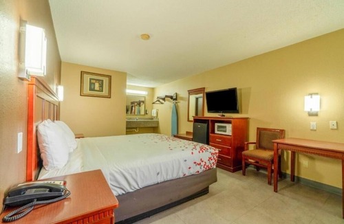 Denver City Hotel | Affordable Room w/Bathtub + Great Location for Leisure