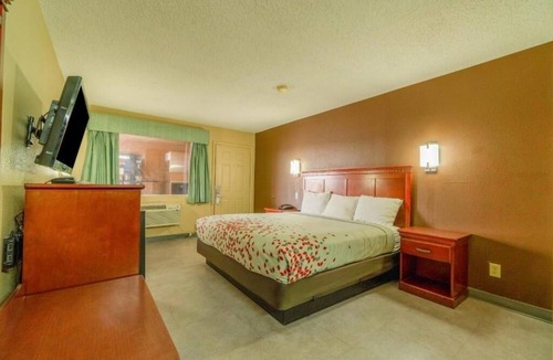 Denver City Hotel | Affordable Room w/Bathtub + Great Location for Leisure