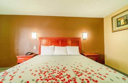Denver City Hotel | Affordable Room w/Bathtub + Great Location for Leisure
