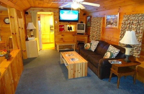 Ludlow House | Affordable Single Family 1+ Mile to Mountain on shuttle to Okemo; River fishing
