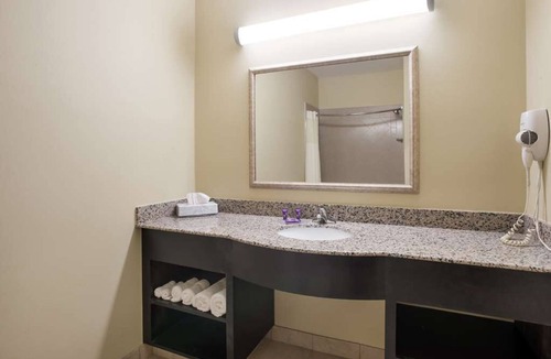 Saint Landry Hotel | Affordable Stay at Knights Inn Bunkie! 4 Units, Comes w/Free Bfast & Parking!
