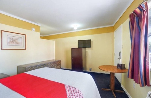 Alpine Hotel | Affordable Stay Close to Davis Mountains Trails - Easy Access to Adventure!