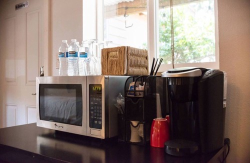 Des Moines Apartment | Affordable Studio, Pet Friendly, Near Airport