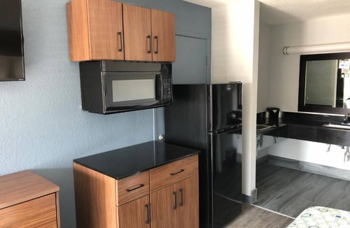 Arena District Hotel | Affordable Studio w/Kitchenette Near The Alamo – Ideal for Explorers w/Parking