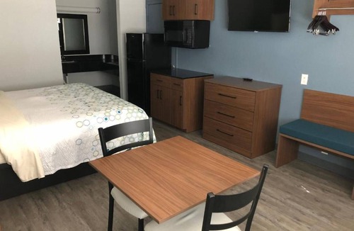 Arena District Hotel | Affordable Studio w/Kitchenette Near The Alamo – Ideal for Explorers w/Parking
