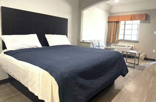 Greater Greenspoint Hotel | Affordable Unit w/King Bed + Free Breakfast | 6.8 Mi from George Bush Airport