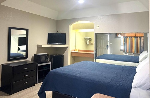 Greater Greenspoint Hotel | Affordable Unit w/King Bed + Free Breakfast | 6.8 Mi from George Bush Airport