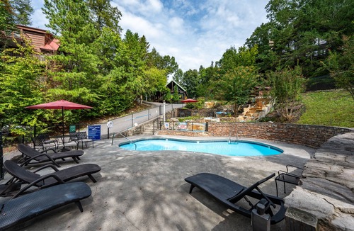 Gatlinburg Cabin | Affordable Updated Gatlinburg Cabin 2BR/2BA Hot Tub Pool Arcade🐻