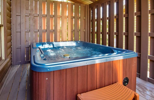 Gatlinburg Cabin | Affordable Updated Gatlinburg Cabin 2BR/2BA Hot Tub Pool Arcade🐻
