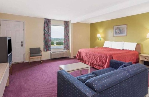 Berea House | Affordable Yet Fun! Pet-friendly, Breakfast and Parking Included