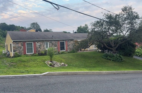 Cowansville House | Afordable summer charming Cottage , fits 5 per, beautiful surrounding .