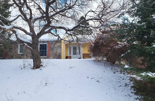 Cowansville House | Afordable summer charming Cottage , fits 5 per, beautiful surrounding .