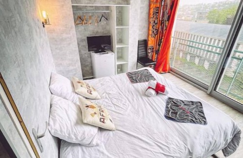 Epinal Bed & Breakfast | Africa station, panoramic view of Epinal, castle.