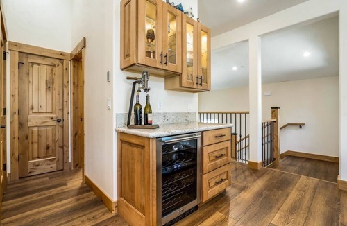 Tahoe Vista House | Agate Bay Gem by Tahoe Getaways - Luxury 3BR - Easy walk to Beach!