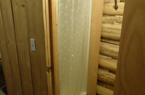 Cooke City-Silver Gate Cabin | Agate's Cabin - A Wolf Crossing Cabin next to Yellowstone National Park