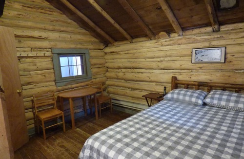 Cooke City-Silver Gate Cabin | Agate's Cabin - A Wolf Crossing Cabin next to Yellowstone National Park