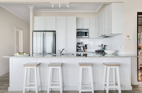 Newport House | Agave by the Beach - Beach Stays