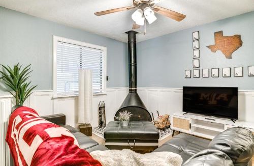 North Garden Acres House | Aggie Game Day Retreat ~ 1 Mi to Texas A & M!