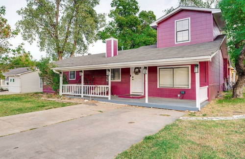 North Garden Acres Cottage | Aggie Game Day Retreat ~ 1 Mi to Texas A & M!