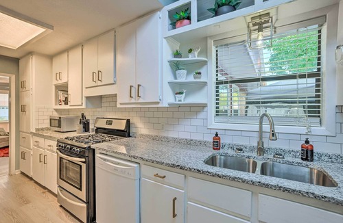 North Garden Acres House | Aggie Game Day Retreat ~ 1 Mi to Texas A & M!