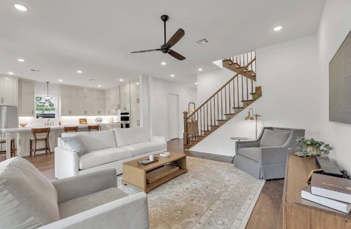College Park House | Aggie Park, new, custom 4 Bed 4.5 Ba, 8 min park lined walk to Kyle Field