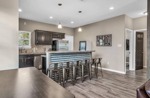 West Park House | Aggieland 5 bedroom house steps from TAMU campus and Kyle Field.