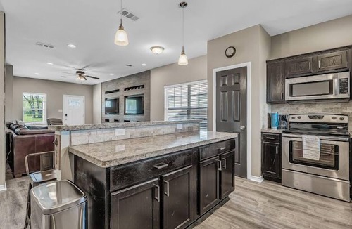 West Park House | Aggieland 5 bedroom house steps from TAMU campus and Kyle Field.
