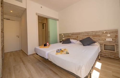 Roses Town Center Hostel | Agi Gloria Rooms 102 Hostel for rent in Roses Girona.