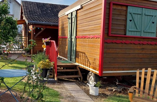 Luzille House | Agnès's garden caravan 37150