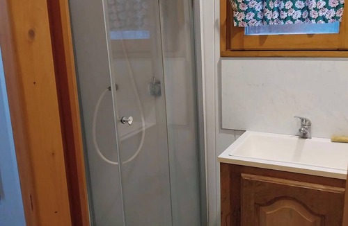 Luzille House | Agnès's garden caravan 37150