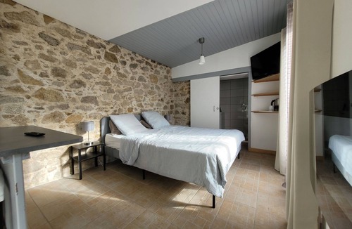 Le Poire-sur-Vie Bed & Breakfast | agréable chambre d'hôtes au calme avec vue sur le jardin