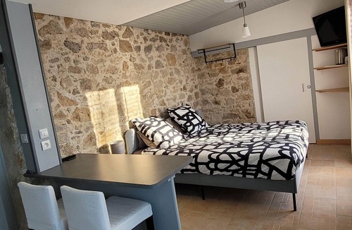Le Poire-sur-Vie Bed & Breakfast | agréable chambre d'hôtes au calme avec vue sur le jardin