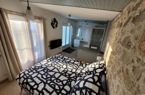Le Poire-sur-Vie Bed & Breakfast | agréable chambre d'hôtes au calme avec vue sur le jardin